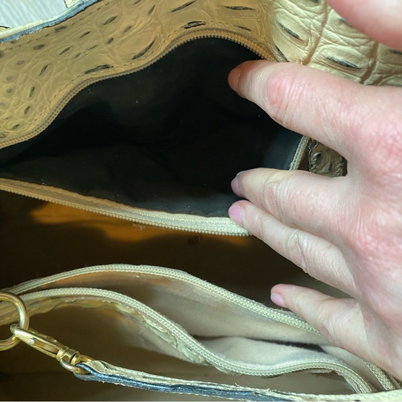 Vintage SSaucy Embossed Cream and White Shoulder Bag Handmade Italian Leather - Picture 4 of 12